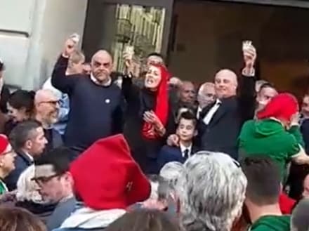 IVREA - Un corteo spontaneo ha salutato Mugnaia e Generale