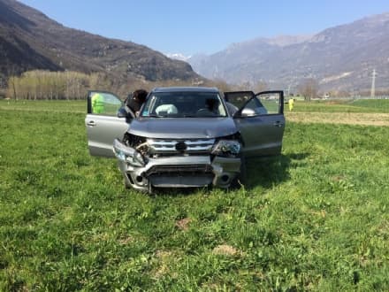AUTOSTRADA A5 - Incidente stradale, auto finisce nei campi - FOTO