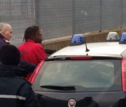 RIVAROLO CANAVESE - Extracomunitario aggredisce verbalmente autista Gtt: bloccato dai carabinieri - FOTO