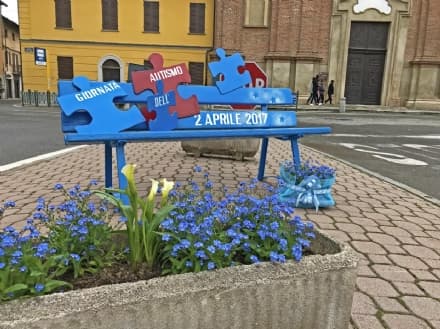 FELETTO - Il paese si colora di blu per la «Giornata della consapevolezza dell'autismo» - FOTO