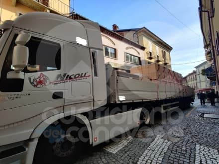 CASTELLAMONTE - Camion incastrato in pieno centro storico: è polemica