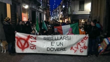 IVREA - Resistenza Eporediese manifesta e dona panettoni