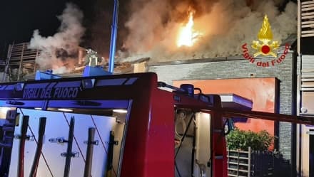 CASELLE - Incendio devasta una villetta: famiglia in salvo ma costretta a lasciare la casa - FOTO