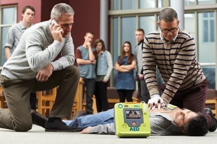 SALUTE - Defibrillatori ovunque: lo dice la legge