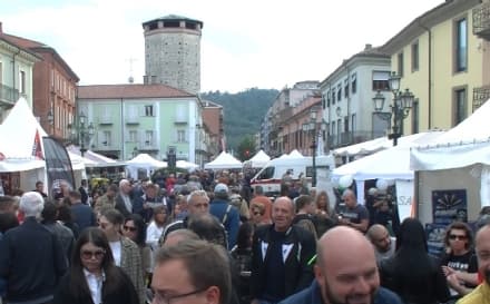 CHIVASSO - Musica in centro mentre si fa shopping