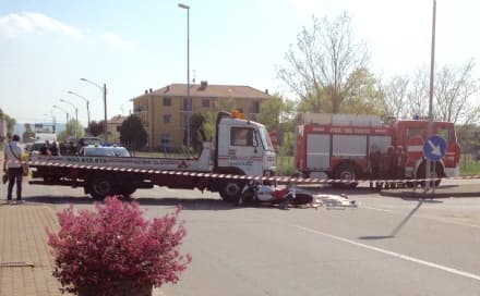 TRAGEDIA A RONDISSONE - Motociclista si scontra con un carro attrezzi e muore sul colpo - FOTO