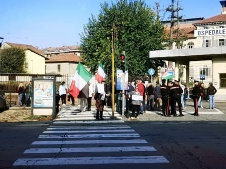 CHIVASSO - Presidio No Green Pass davanti all'ospedale: «L'emergenza è finita, abrogate le restrizioni»
