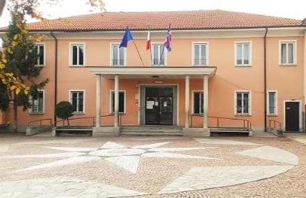 LEINI - Pavimento viscido a scuola: bimbo cade e si ferisce al mento