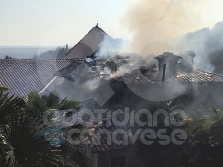 VALPERGA - Vasto incendio devasta una casa a due passi dalla storica chiesa di San Giorgio - FOTO E VIDEO