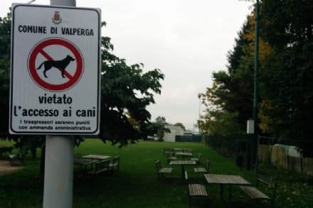 VALPERGA - Troppi «bisognini»: il sindaco vieta il parco ai cani
