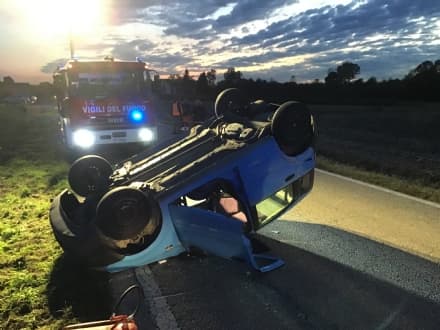 LUSIGLIE' - Si schianta e si ribalta sulla provinciale, ferita una ragazza di Cuorgnè - FOTO E VIDEO