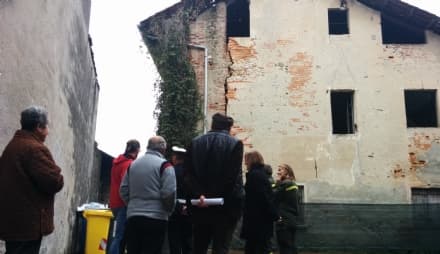 CASTELLAMONTE -  Maxi crepa nel muro: casa in piedi per miracolo. I residenti della zona chiamano i vigili del fuoco - FOTO