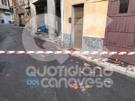 CANAVESE - Forte temporale con vento e grandine: a Cuorgnè cadute le tegole dal tetto di una palazzina - FOTO