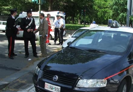 RIVAROLO - Camion della spazzatura contro un'auto: una ferita