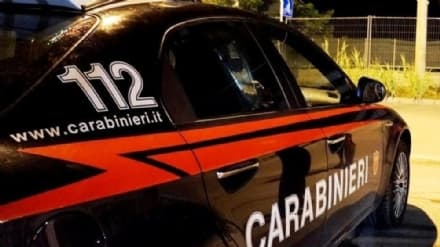 CHIVASSO - Tentano la spaccata al supermercato, ma l'arrivo dei carabinieri li mette in fuga