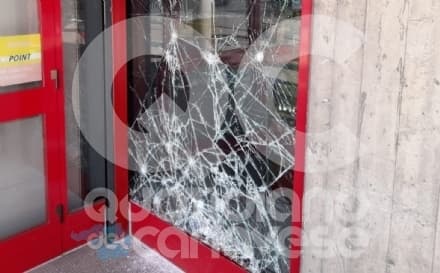 RIVAROLO CANAVESE - Notte di paura in centro: sfasciate le vetrine di tre negozi. Caccia all'uomo con la mazzetta da muratore