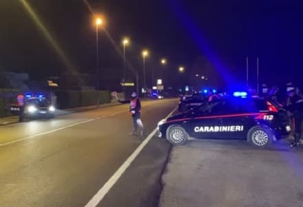 STRAMBINO - Ubriaco al volante si schianta con la propria auto e aggredisce i carabinieri: arrestato