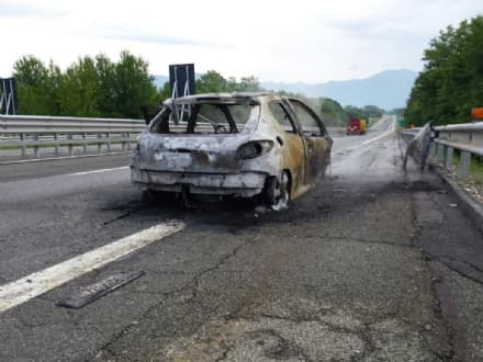 SCARMAGNO - Auto in fiamme sulla A5 in direzione Aosta