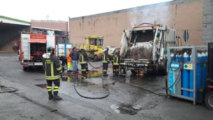 CASTELLAMONTE - Incendio sul camion dei rifiuti, provvidenziale intervento dei vigili del fuoco - FOTO