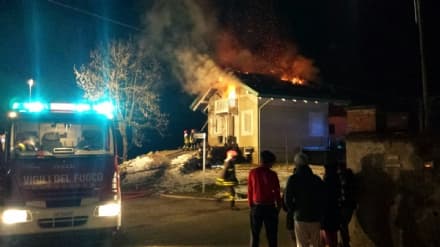 LEVONE - Incendio nella notte devasta una villetta: la proprietaria è riuscita a mettersi in salvo