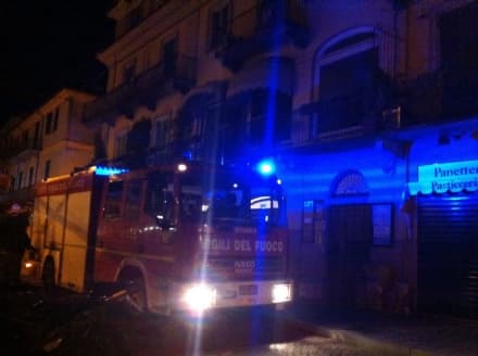 RIVAROLO - Prende fuoco l'insegna della Reale Mutua - FOTO