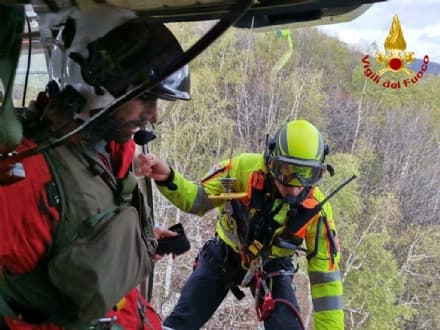 ANDRATE - Parapendista svizzero precipita e resta incastrato tra gli alberi: recuperato dai vigili del fuoco