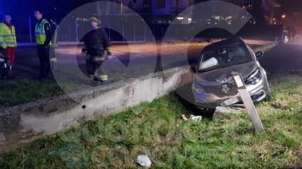 FELETTO - Esce di strada sulla 460 e si schianta nel fosso - FOTO