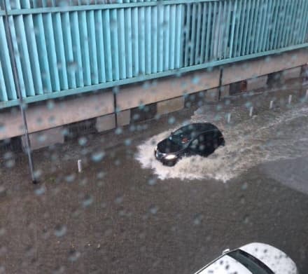 IVREA - Nubifragio sulla città: vie allagate e disagi alle auto