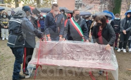 FAVRIA - Una panchina rossa nel parco per dire «No» alla violenza contro le donne - FOTO e VIDEO