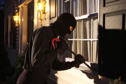 CUORGNE' - Furti a raffica: cane mette in fuga i ladri di case