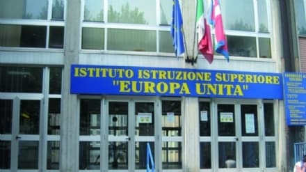 CHIVASSO - Droga a scuola, il preside chiama i carabinieri