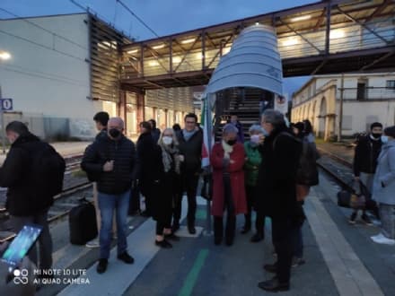 IVREA-TORINO - Treni zeppi, Salizzoni con i pendolari: «Questi vagoni sono il posto giusto per prendere il covid» - FOTO