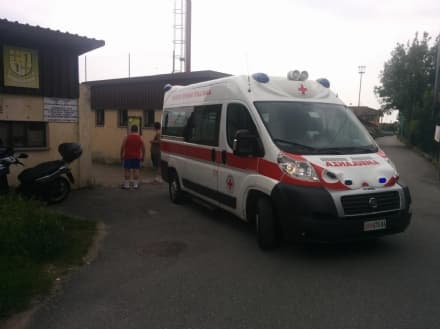 CASTELLAMONTE - Giù per la discesa in bici si schianta e resta incastrato nella cancellata di una villa - VIDEO