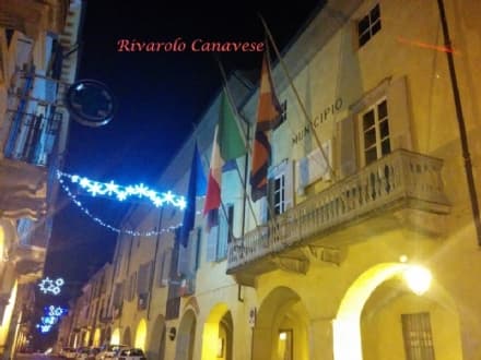 RIVAROLO - Tornano le luci di Natale nelle vie del centro dopo un anno di stop forzato (e tante polemiche)