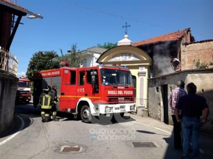 LUSIGLIE' - Incendio in un cortile: ci pensano i vigili del fuoco - FOTO e VIDEO