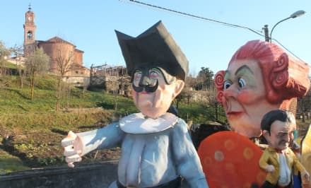 AGLIE' - A migliaia in strada per i carri di carnevale - FOTO