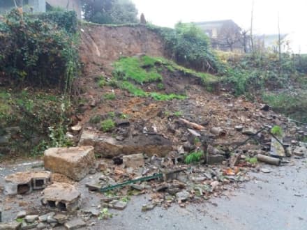 ALLERTA MALTEMPO - A Prascorsano crolla un muro sulla provinciale