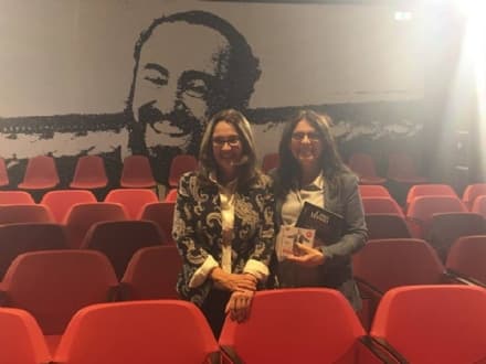 LEINI - La moglie di Pavarotti visita il teatro dedicato al maestro