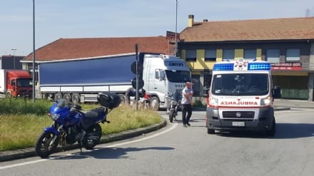 RIVAROLO - Scivola con la moto sull'asfalto: centauro ferito