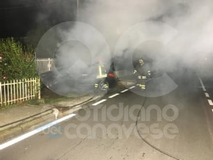 CASTELLAMONTE - Auto a fuoco nel cuore della notte, intervento dei vigili del fuoco - FOTO