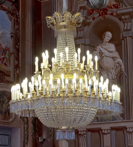 AGLIE' - Tornano a splendere gli stupendi e maestosi lampadari del castello