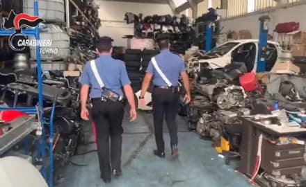 LEINI - Auto rubate smontate pezzo per pezzo in un'officina: due italiani e un nigeriano denunciati dai carabinieri - VIDEO