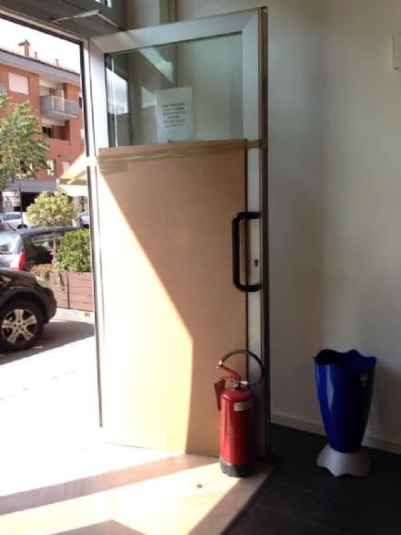 RIVAROLO - Spaccata al centro Vodafone, rubati tablet e cellulari