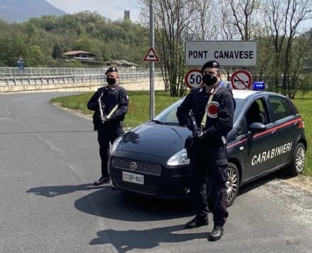 PONT CANAVESE - Molesta una 15enne sul bus Gtt e lancia un coltello contro i carabinieri: arrestato