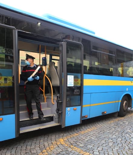 CASTELLAMONTE - Richiama i ragazzi che non vogliono mettere la mascherina: autista del pullman picchiato selvaggiamente dal branco