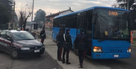 IVREA - Salgono sul bus senza mascherine e picchiano l'autista: caccia alla baby gang del Lago Sirio