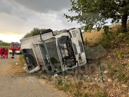 LEINI-CASELLE - Due incidenti sulla 460: camion giù dal viadotto e tamponamento al semaforo del cantiere