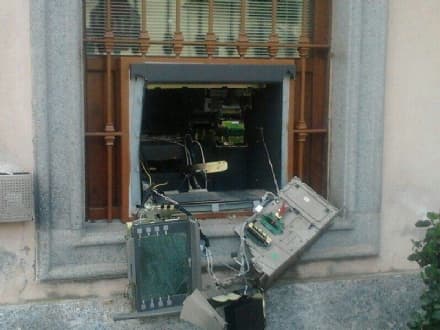 OGLIANICO - Sradicano bancomat ma non prendono un euro