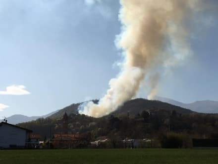 ALLARME INCENDI - Brucia la collina del santuario di Belmonte tra Pertusio e Valperga - FOTO