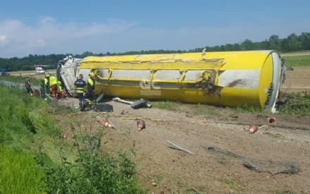 AUTOSTRADA A5 - Cisterna si ribalta dopo lo svincolo di Volpiano: grave l'autista del camion - FOTO